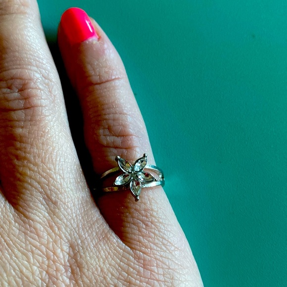 ๐NIP: STAR SILVER PLATED STAINLESS STEEL RING WITH CLEAR RHINESTONES: Size 5.5 - Picture 1 of 6